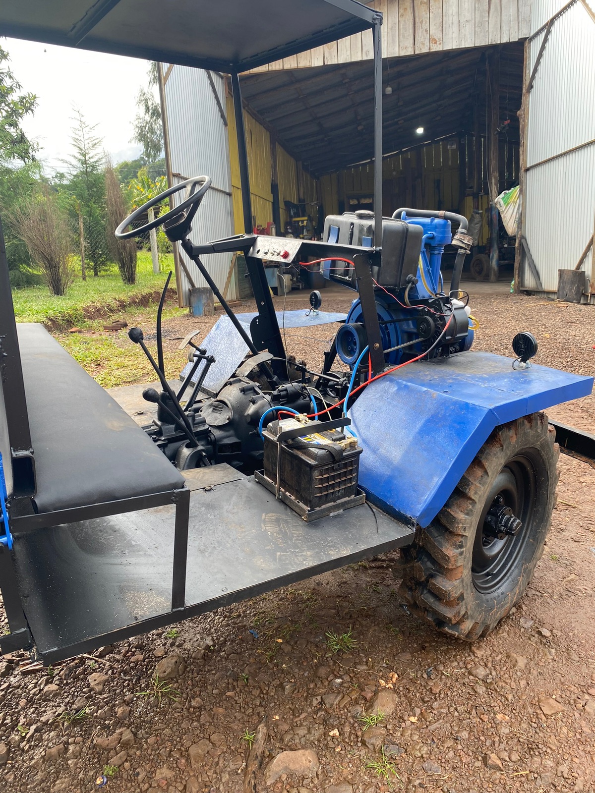 Carreta traçada e reduzida carroceria toda em ferro motor 1 pistão